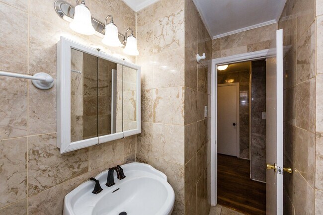 Building Photo - "Charming 3-Bedroom Retreat with Gleaming Hardwood Floors in Westerly Hills!"