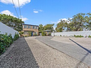 Building Photo - 1016 SW 12th Ave