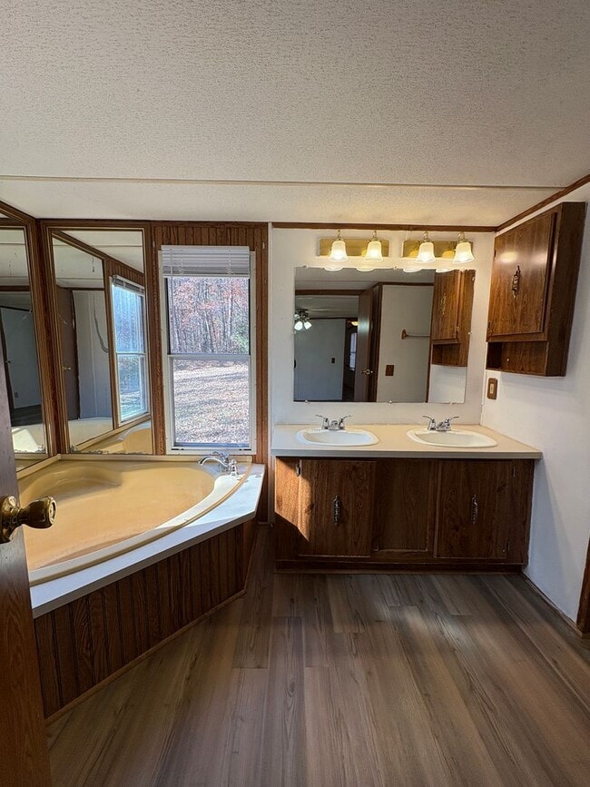 Building Photo - Spacious singlewide on private lot!