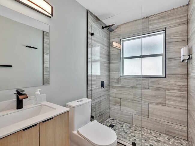 Building Photo - 318-320-320 Walnut St