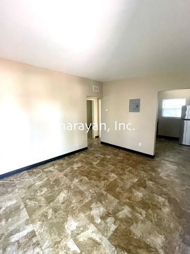 Building Photo - 2202 W Central Blvd