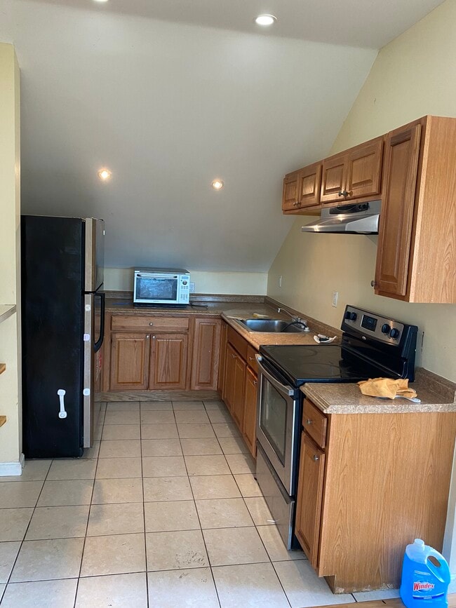 Building Photo - 19 Nichols St