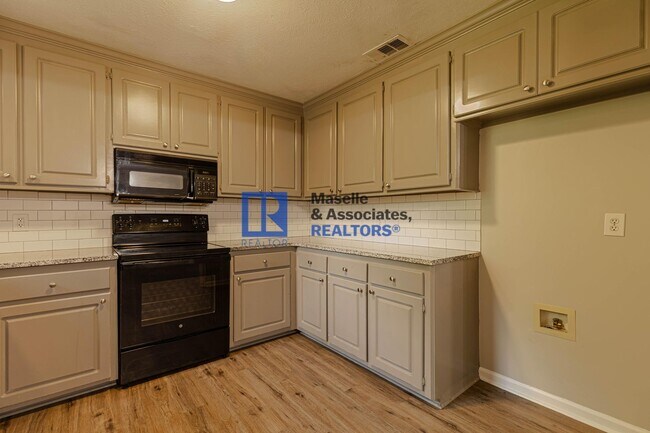 Building Photo - 3 Bed/2 Bath House on a Corner lot in Brandon