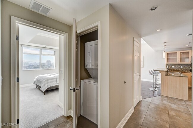 Building Photo - 150 S Las Vegas Blvd