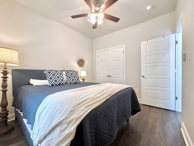 Building Photo - Elegant Townhouse in StoneLake Village – Stylish 3BR/2BA with Garage & Patio