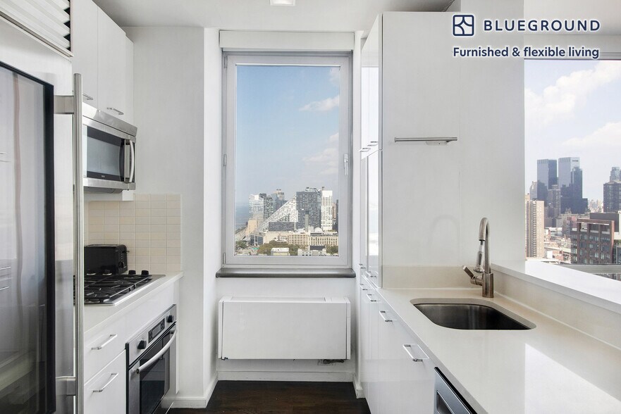 Building Photo - 635 W 42nd St