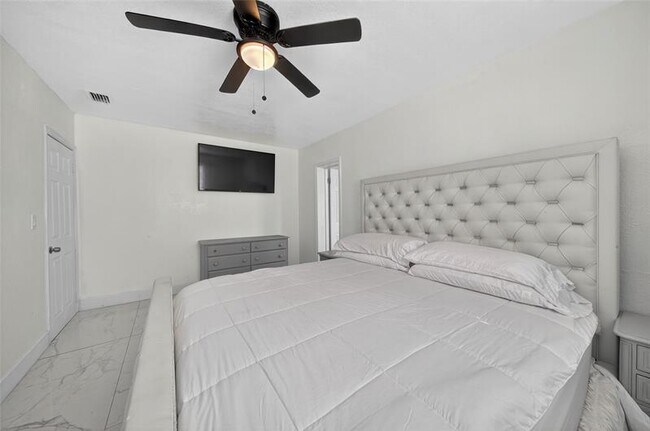 Building Photo - 19621 NW 11th Ct