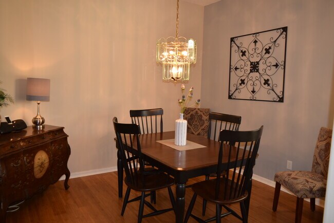 Building Photo - PRISTINE 3/2 one story home in Errol Estates!