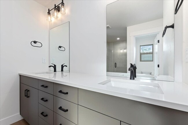 Building Photo - BRAND NEW 3 bed 3.5 bath townhouse