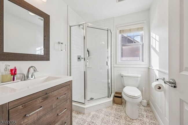 Building Photo - 3-11 Lyons Ave