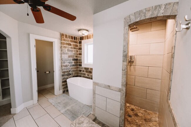 Building Photo - 1906 Almand Dr