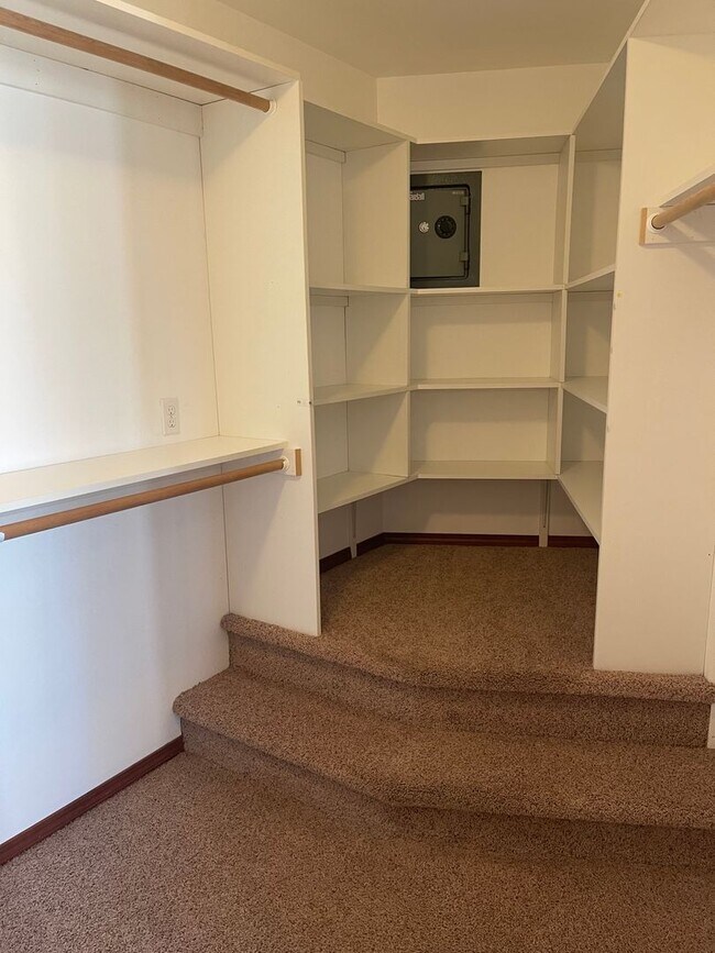 Building Photo - Gorgeous custom built home