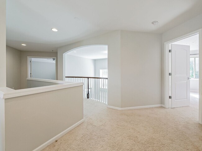 Building Photo - AVAILABLE NOW! Stunning 5-Bedroom Home in ...