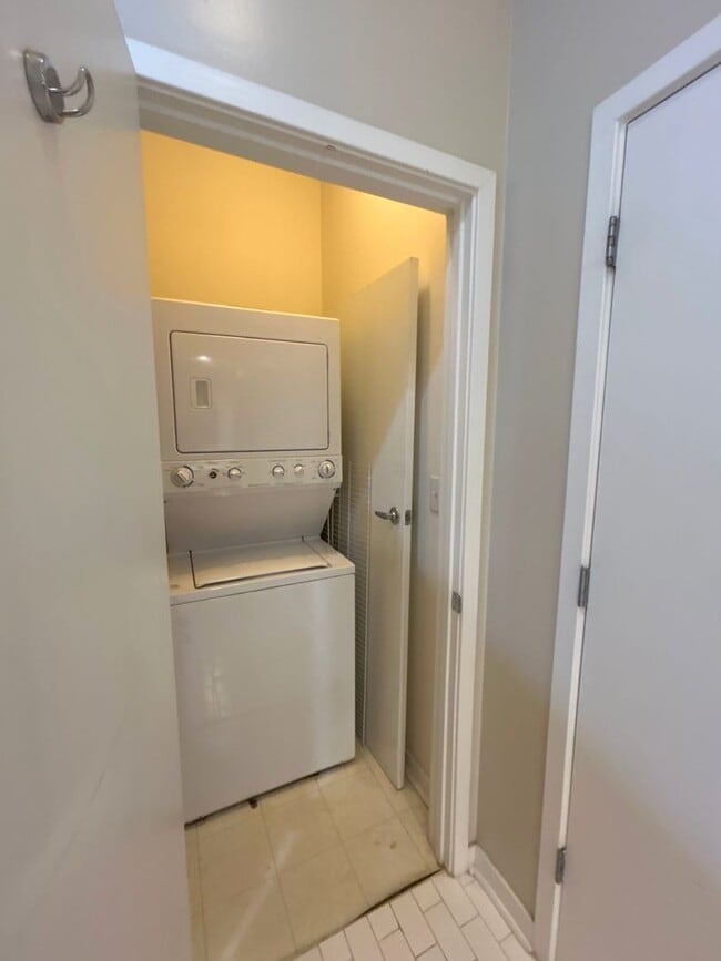 Building Photo - Live on the edge of Dilworth in Charlotte'...