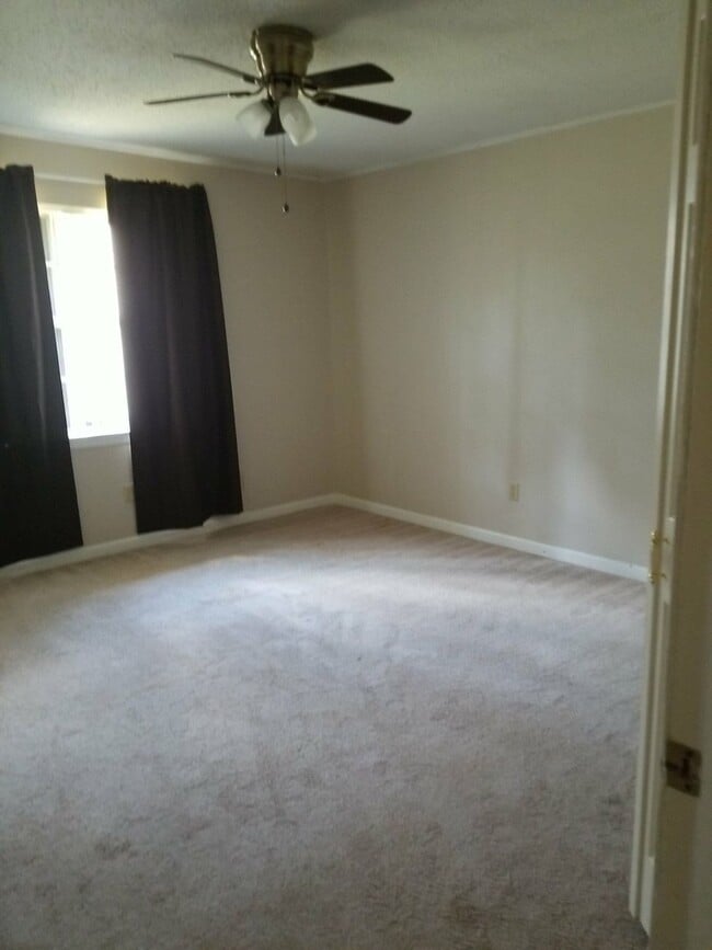 Building Photo - 918 Villa Ln