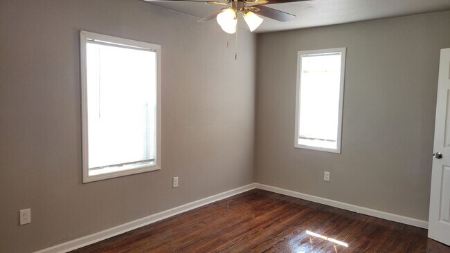 Building Photo - SLATON CHARMER! Totally Remodeled!! Availa...