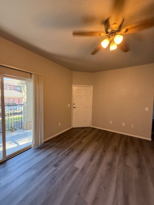 Building Photo - Cute 2 bedroom, 2 bath condo