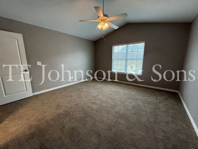 Building Photo - Modern Comfort with Vaulted Ceilings & Garage in Winston-Salem