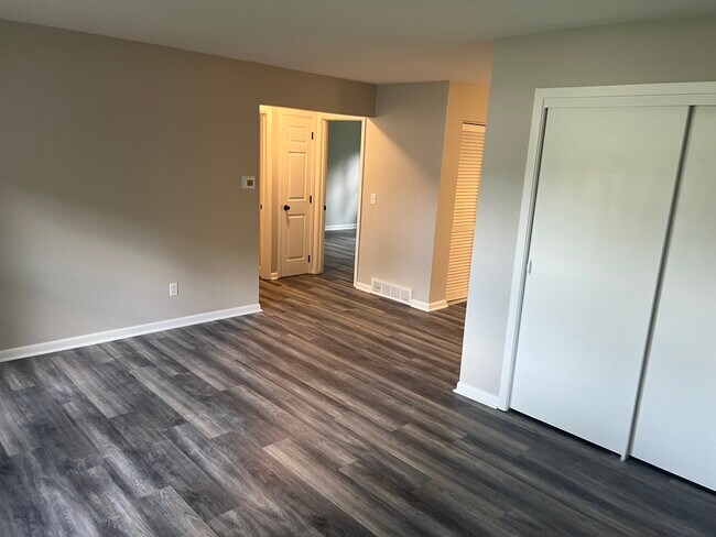 Building Photo - 595 Magie Ave