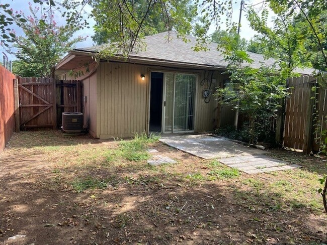 Building Photo - 118 Maple St