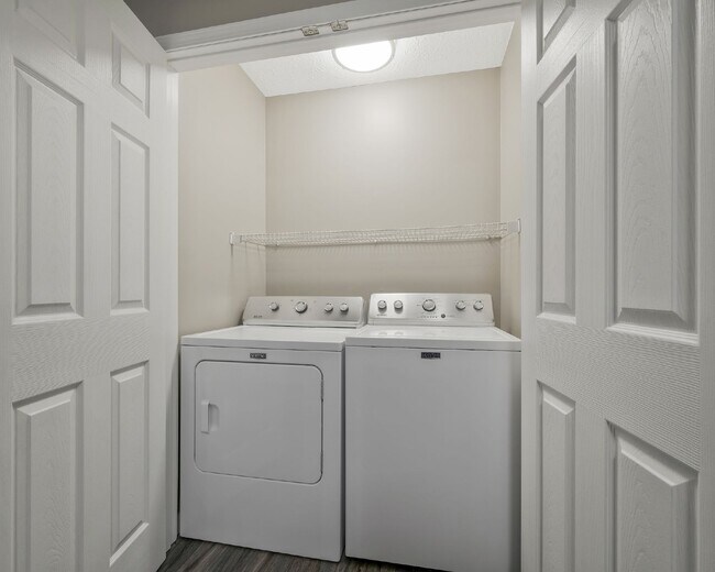 Building Photo - Corporate / Seasonal / Mid-term Rental - Furnished