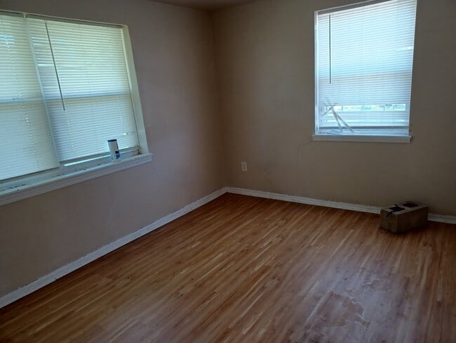 Building Photo - 1600 Breckenridge Dr
