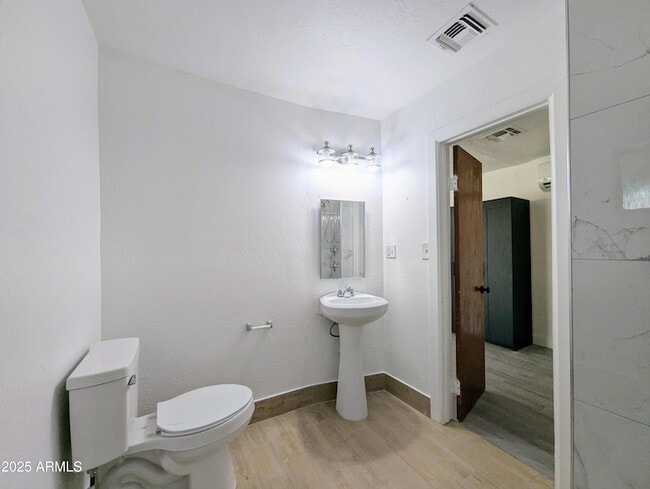 Building Photo - 2443 E Earll Dr