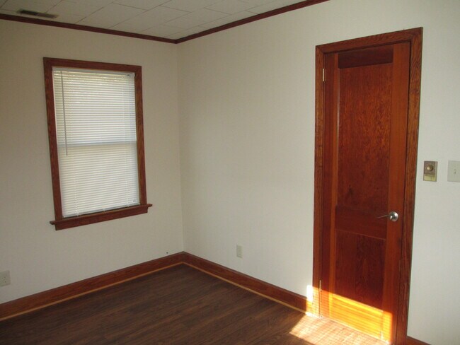 Building Photo - 3 Bedroom, 2 Bath home on a large lot with...