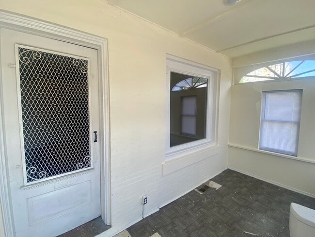 Building Photo - Newly Renovated 4BED 1.5BTH / Stainless Steel Appliances & Washer/Dryer Hookup!
