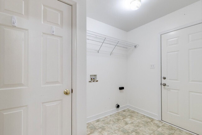 Building Photo - 1913 Castle Glen Dr