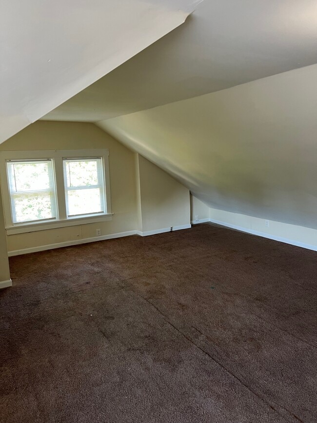 Building Photo - 905 Suire Ave