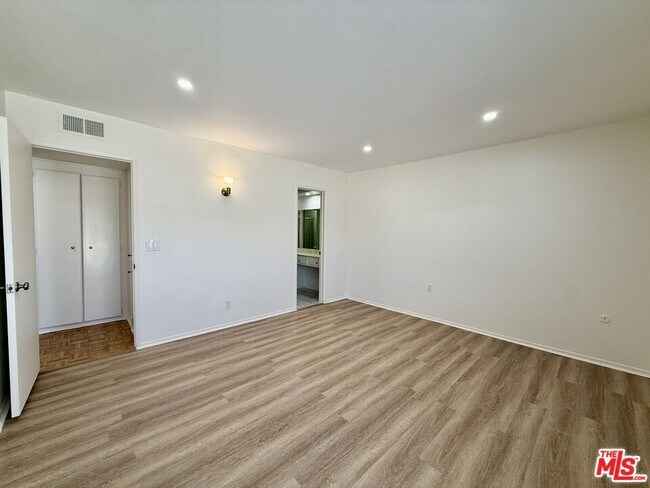 Building Photo - 5320 Zelzah Ave