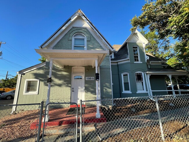 Building Photo - Cozy 1 bed/1 bath upstairs near the heart ...