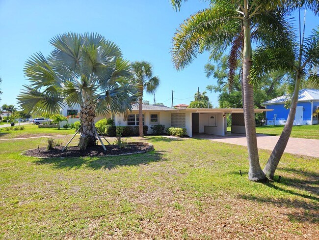Building Photo - Venice Island – North of Venice Ave - Annual Single Family Home– Minutes from Venice Beach, Mains...