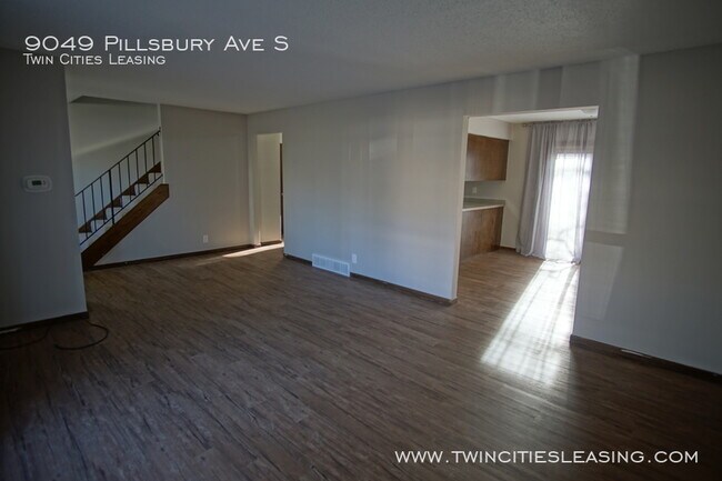 Building Photo - 3 Bedrooms Top Level w/ Full Bath - 2 Car ...
