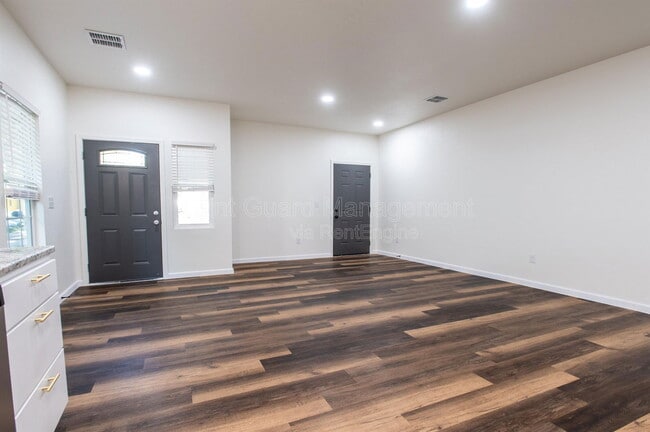 Building Photo - 315 S Green St