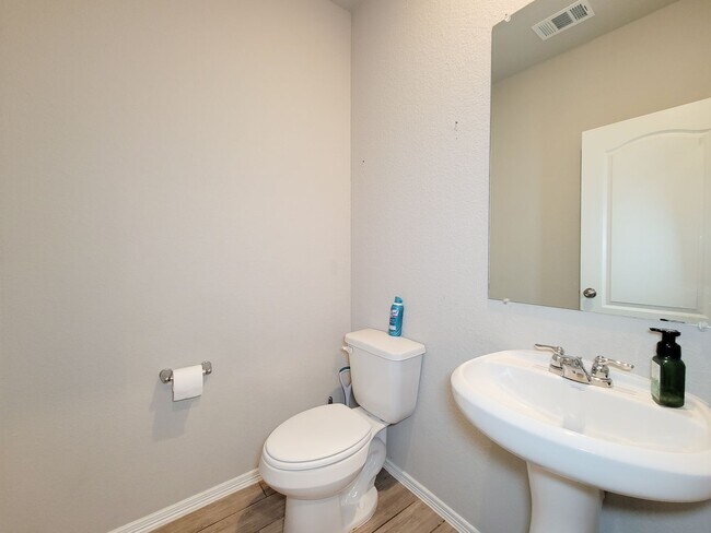 Building Photo - Beautifully updated 5-bedroom, 3.5-bath home located on a quiet cul-de-sac in a desirable Houston...
