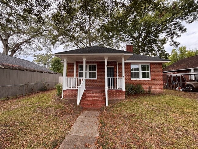 Building Photo - 3 Bedrooms, 2 Bathrooms - Home in Celenease!