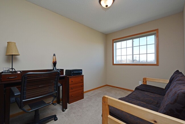 Building Photo - Gorgeous 3 bed 2 bath end-unit Waconia Tow...