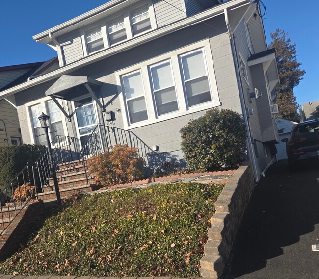 Building Photo - 170 W 4th St