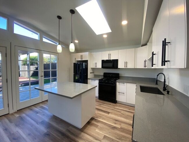 Building Photo - Stunning 2 Bed / 2 Bath Home Near Lake Murray!