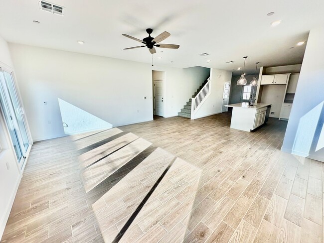 Building Photo - BRAND NEW 5 Bedroom Home In Riverstone Com...