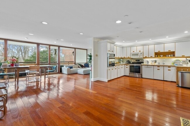 Building Photo - 241 Perkins St