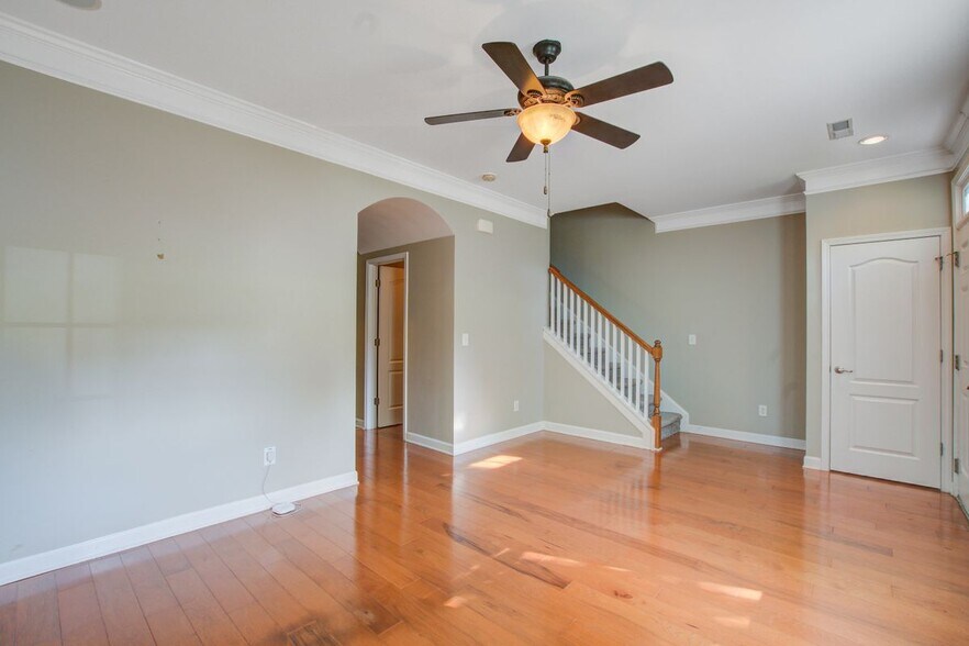 Building Photo - 802 Rue Dr
