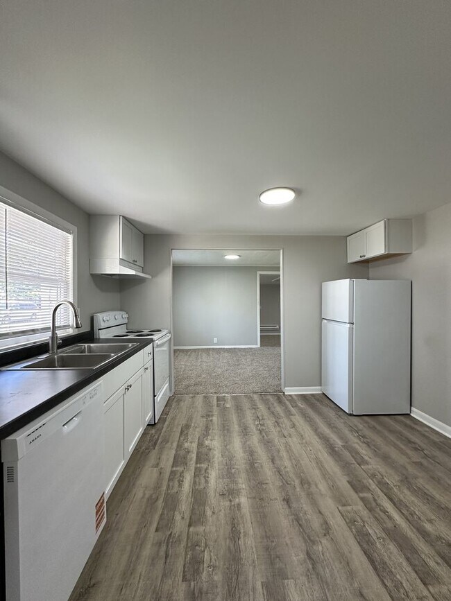 Building Photo - Backyard Nights & Front Porch Mornings — Cozy 3BR Brick Ranch in Fairlawn