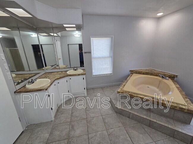 Building Photo - 2288 Amarylis Ave