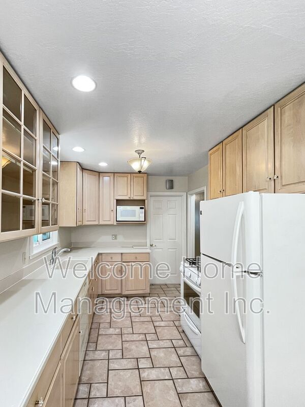 Building Photo - 2561 Olympic Blvd