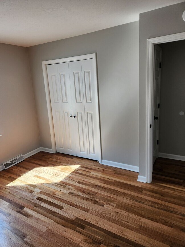 Building Photo - 3/2/1 Newly remodeled Plattsmouth house!