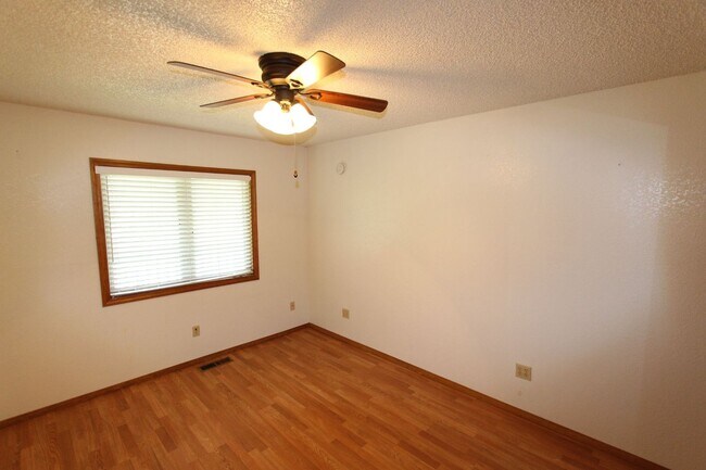 Building Photo - 2645 Valley View Dr