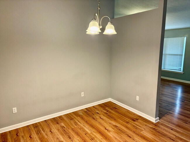 Building Photo - 3 bedroom 2 bath house for rent in Jeffersonville